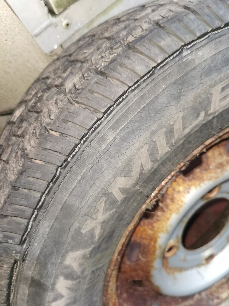 Age cracking around the tyre shoulder